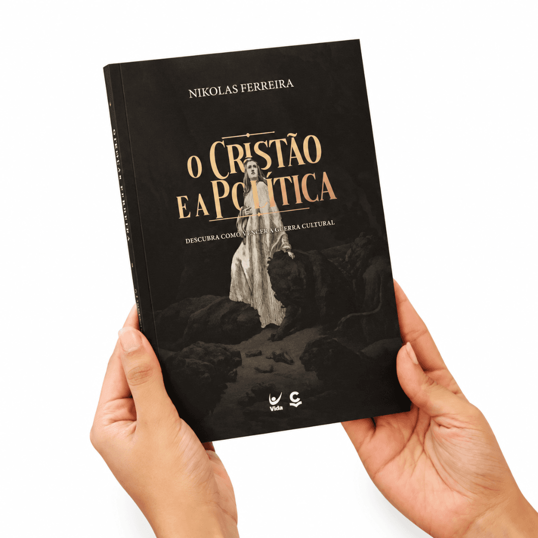 Livro O Cristão e a Política, de Nikolas Ferreira, segurado com as duas mãos